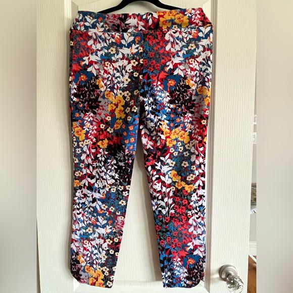 🛍️ UP! Ladies Floral Ankle Pants - Picture 7 of 12